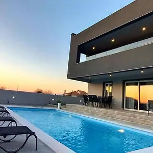 Tia With Heated Pool & Jacuzzi Villa